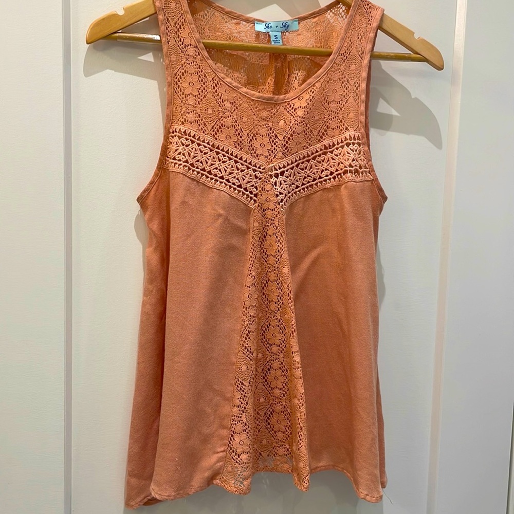 💵 BOGO free - flowy lace sleeveless top.